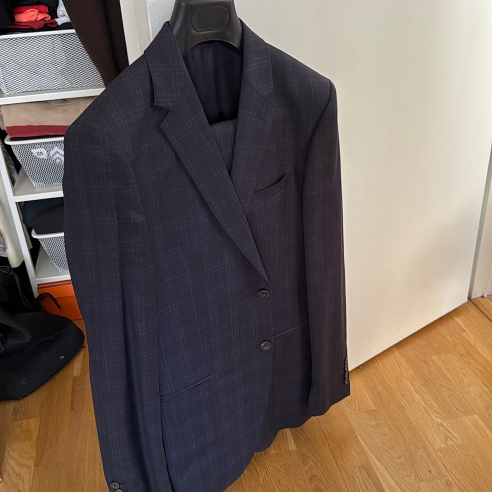 Reiss navy suit with checkers. Unworn. 38 chest. Chester modern fit